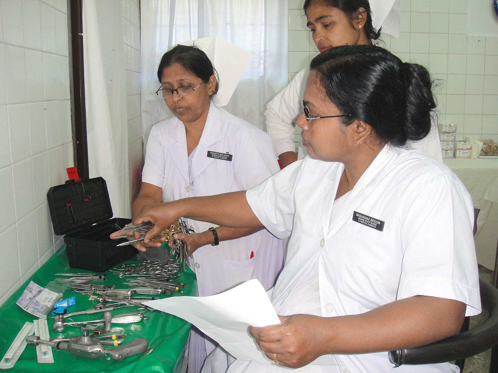 Bengalese verpleegkundigen met instrumententarium